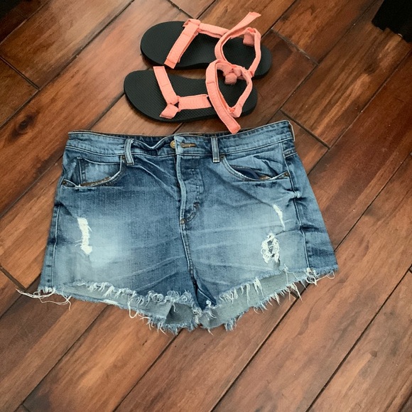 Ladies distressed denim, jean shorts - Picture 2 of 6